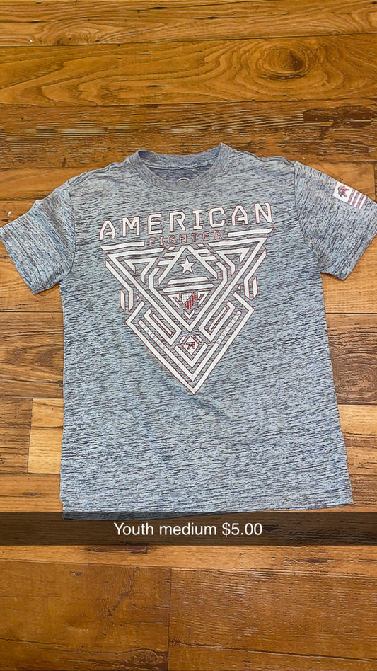 #160 YM gry american fighter tee