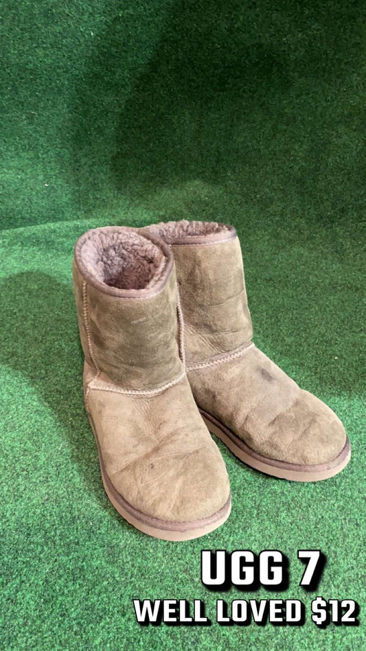 #98 UGG size 7