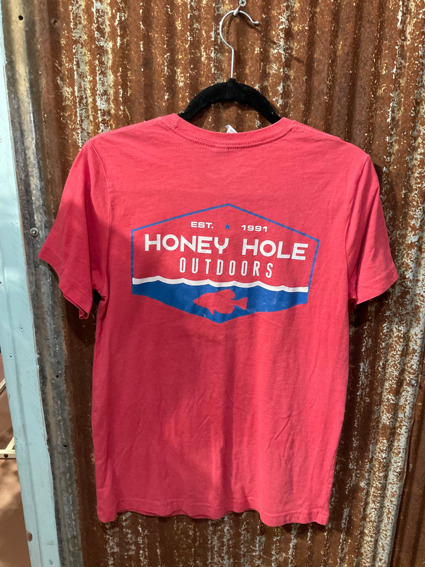 #128 HONEY HOLE RED TEE MED NOV