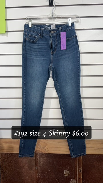 #192 SIZE 4 SKINNY JEANS