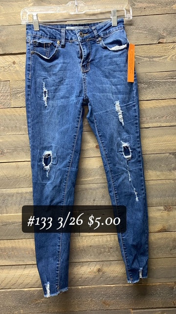 #133 SIZE 3/26 DENIM SKINNIES