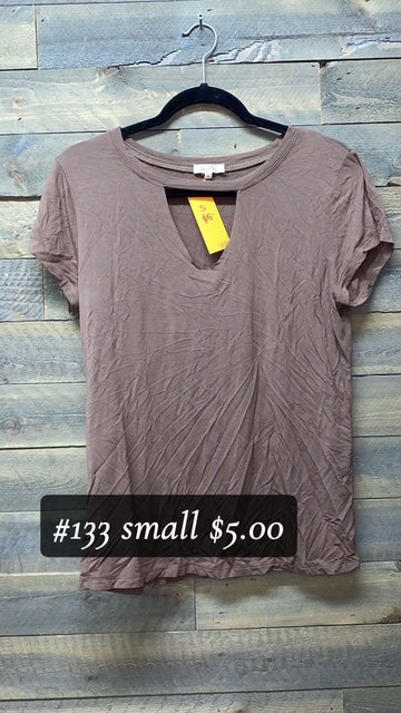 #133 SMALL BROWN KEYHOLE TOP