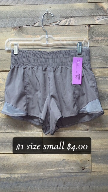 #132 WOMENS SMALL GREY ACTIVE SHORTS